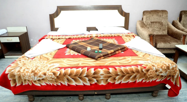 N.D. Tiwari Youth Hostel, Rezerwuj Hostel Hostele w Padra, Hostel