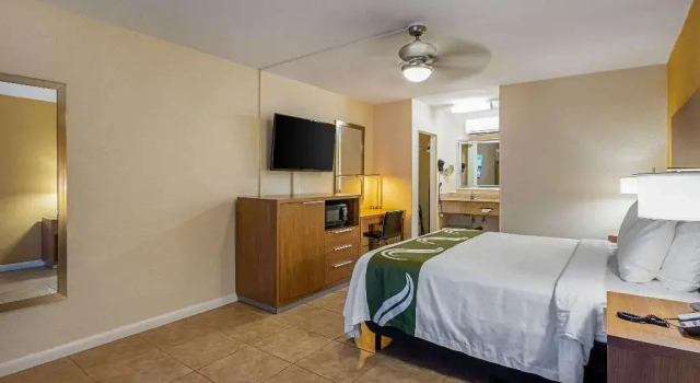 Econo Lodge Inn & Suites Hollywood Blvd