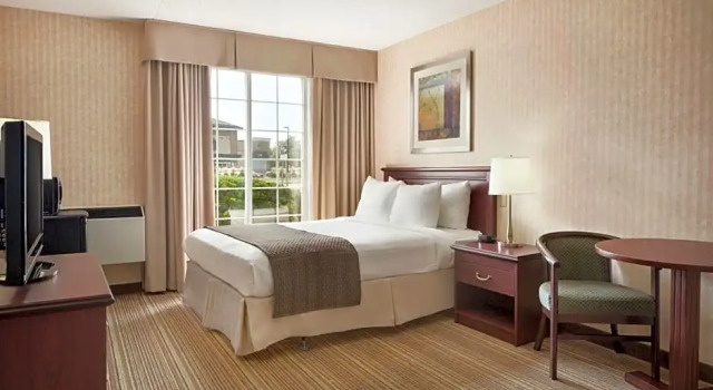 Двухместный номер Deluxe Days Inn by Wyndham Brantford