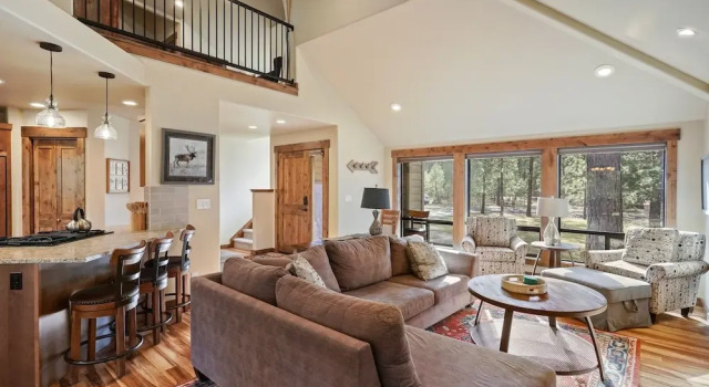 Коттедж с 4 комнатами 3 Tumalo Home with Wood Burning Stone Fireplace, Hot Tub, and BBQ on the Deck by RedAwning