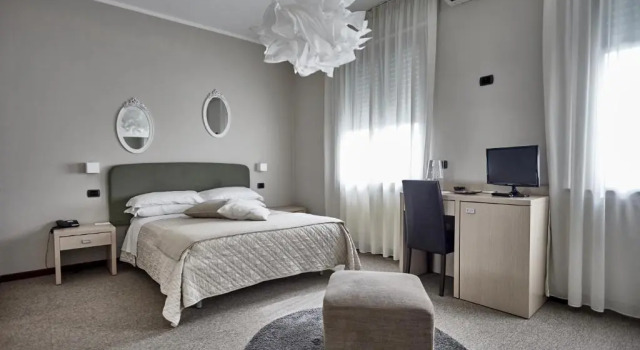 Полулюкс с видом на бассейн Rouge International Resort