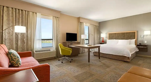 Двухместный люкс с видом на воду Hampton Inn by Hilton Edmonton/Sherwood Park