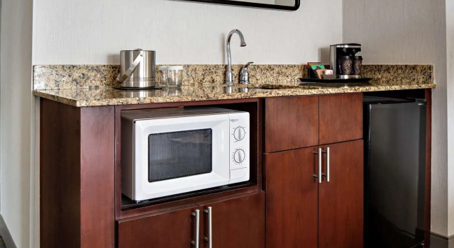 Двухместный люкс Ambassador с 2 комнатами DoubleTree by Hilton Fairfield Hotel & Suites