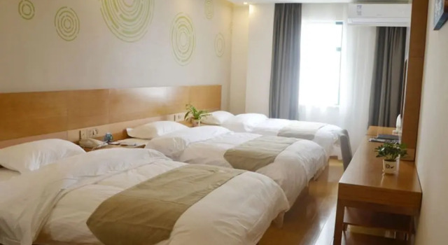Трёхместный номер Standard GreenTree Inn Anqing Wangjiang County Lantian Road Yiheyuan Express Hotel