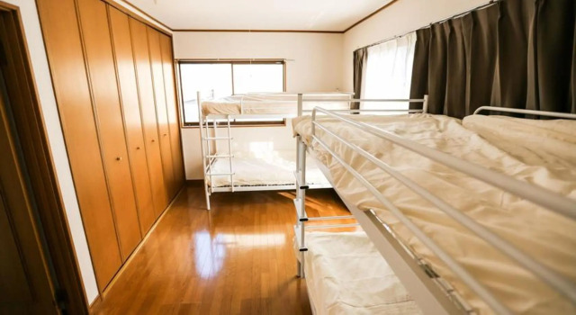Кровать в общем номере Js Backpackers