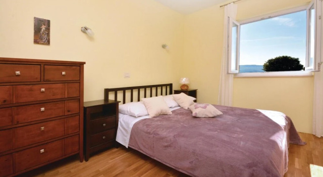 Beautiful Home in Split With Wifi and 2 Bedrooms, Prenota Hotel Splitska 