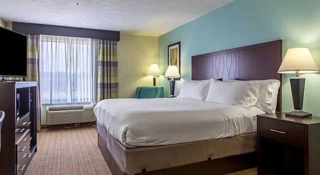 Люкс с балконом Holiday Inn Express Dandridge by IHG