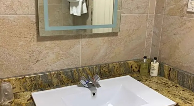 Четырёхместный семейный номер Standard Best Western Manor Hotel