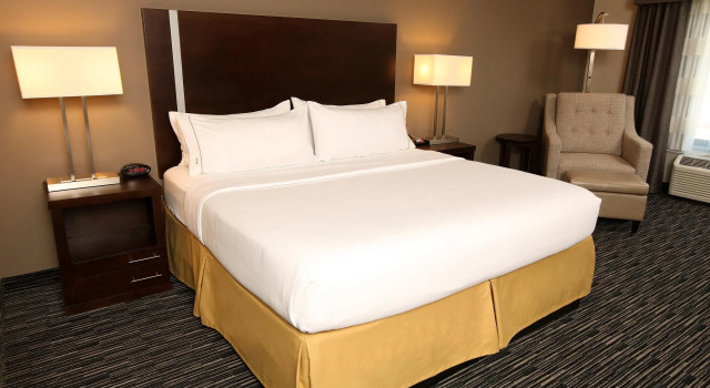 Люкс Holiday Inn Express & Suites Omaha South Ralston Arena by IHG