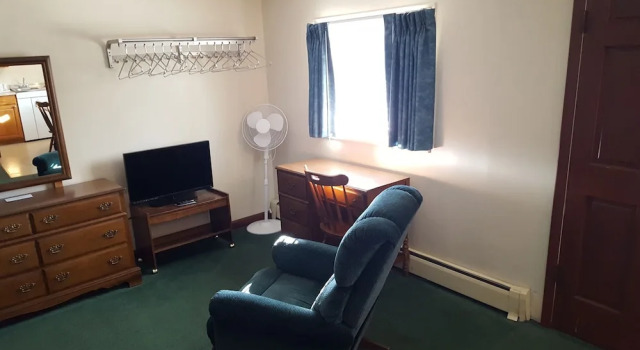 Четырёхместный номер Standard с балконом Eclectic Studio Cabin w/ Kitchenette, Free WiFi, Riverfront Location & More