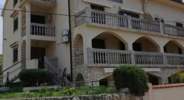 Xena - Comfort and Spacious - A4 Orange, Prenota Hotel Arbe 