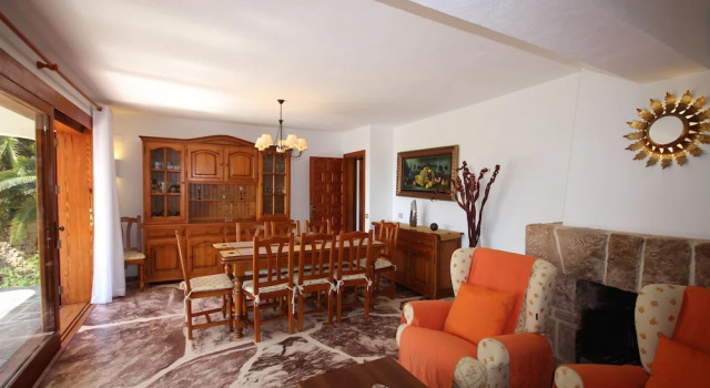 Only 100m to the Beach! Spacious Villa With Private Pool - 12 People