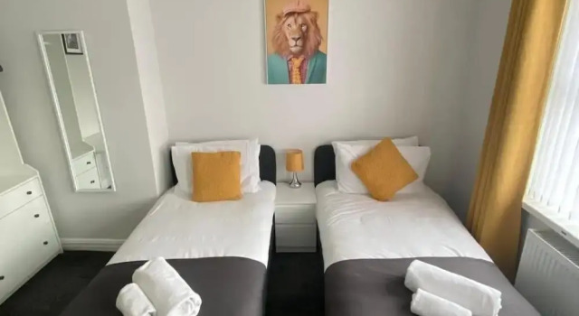 House - Sleeps 6 - Pet Friendly - Parking, Забронировать Отель Ньюкасл-апон-Тайн Тайн и Уир, рядом с Больница Фримен