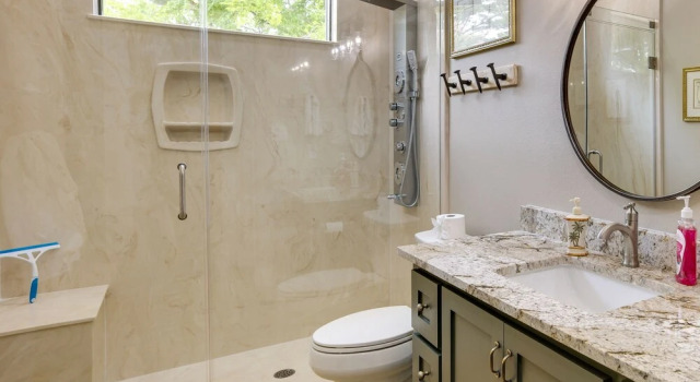 Коттедж Lakefront Onalaska Home w/ Screened-in Porch!