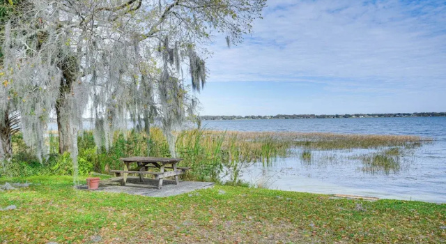 Коттедж с 3 комнатами Auburndale Vacation Rental w/ Yard & Lake Views