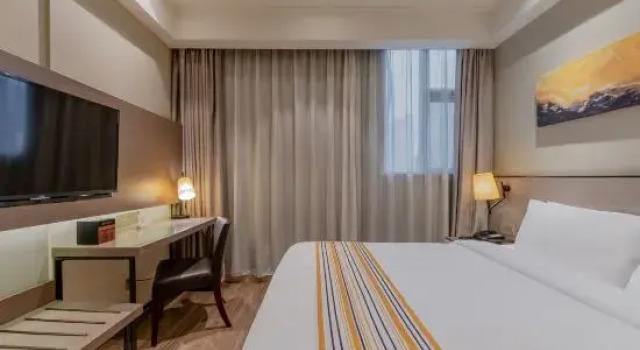 Люкс Home Inn Plus (Nanjing Dinghuai Gate Longjiang Metro Station)