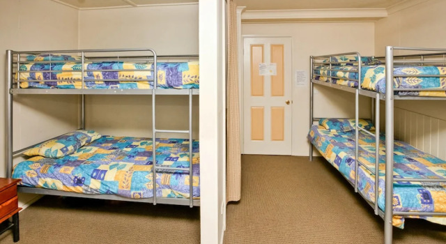 Кровать в общем номере Bowen Terrace Accommodation