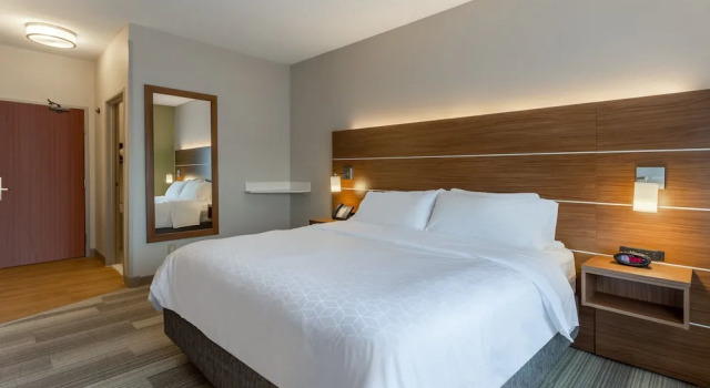 Четырёхместный номер Standard Holiday Inn Express Hotel & Suites Burlington by IHG