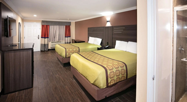 Четырёхместный номер Standard Rodeway Inn & Suites Bellflower