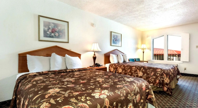 Четырёхместный номер Standard Americas Best Value Inn Paris