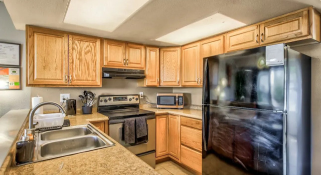Коттедж 4 BR Country Home In Suburbs W/trails & Parks