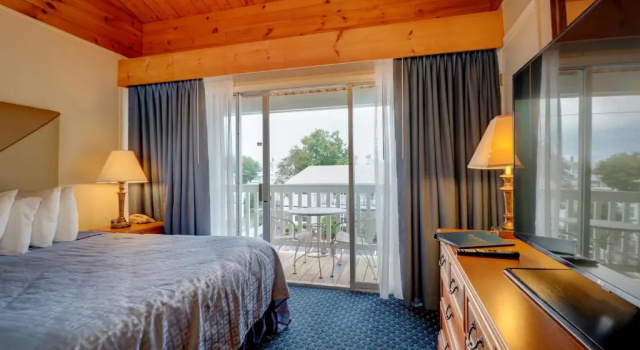 Четырёхместный номер Standard с видом на улицу Waves Oceanfront Resort