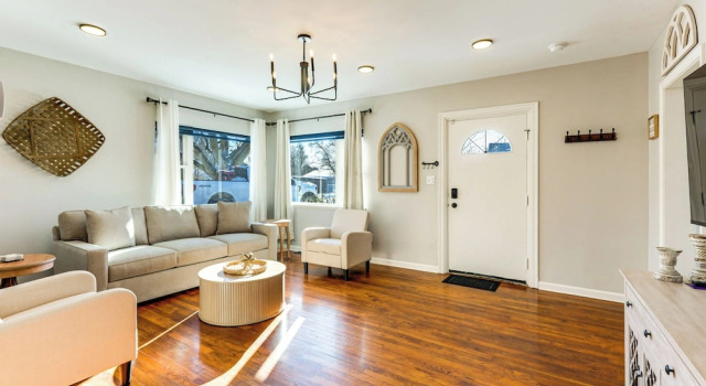 Stay in the Heart of London! Walkable, Modern Home, Book Feriehus London Ohio