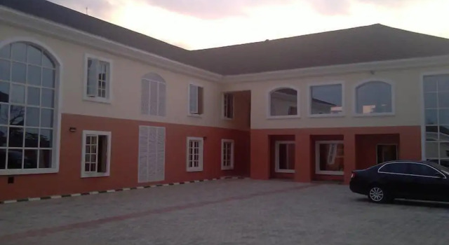 Petesville Hotel Calabar, Buchen Sie Hotel Calabar Nigeria, in der Nähe von Drill Monkey Rehab Centre
