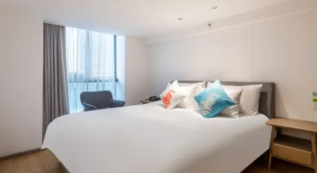 Люкс с 3 комнатами Lichengxuan Hotel (Zhoushan Putuo World Shop)