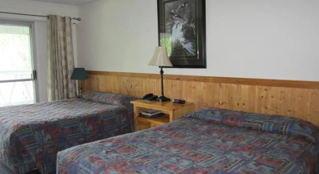 Четырёхместный номер Standard Lakeside Motel