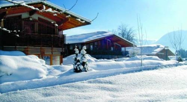Tirolerhaus-Chalet Kirchdorf, Rezerwuj Chalet Hotele w Tyrol z parkingiem, Parking