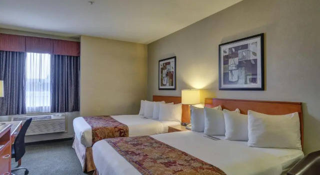 Четырёхместный номер Deluxe Best Western Peace Arch Inn