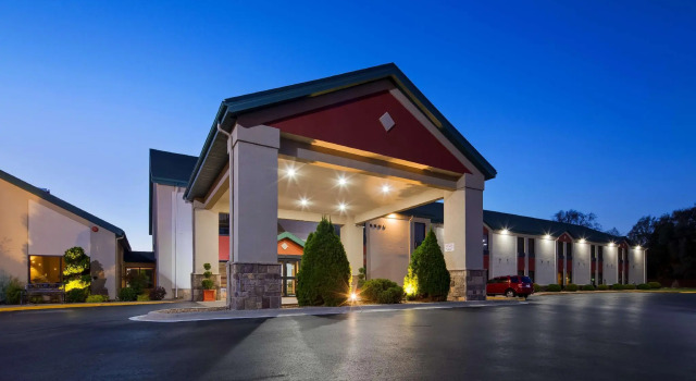 Кровать в общем номере Best Western Plus Springfield Airport Inn