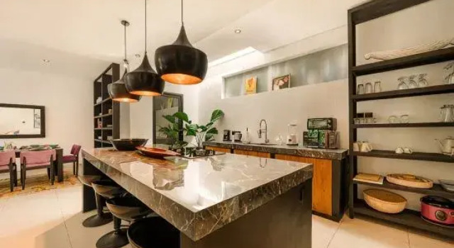 Spacious 5BR Modern Simplicity, Near Canggu's Best, Rezerwuj Hotel Kerobokan Kelod Badung