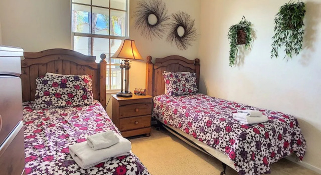 Seven Dwarf's Cottage, Buchen Sie Ferienhaus Hotels in Poinciana mit Pool, Schwimmbad