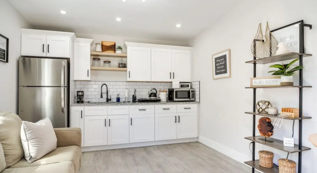 Апартаменты Tampa Studio w/ Shared Backyard ~ 4 Mi to Downtown