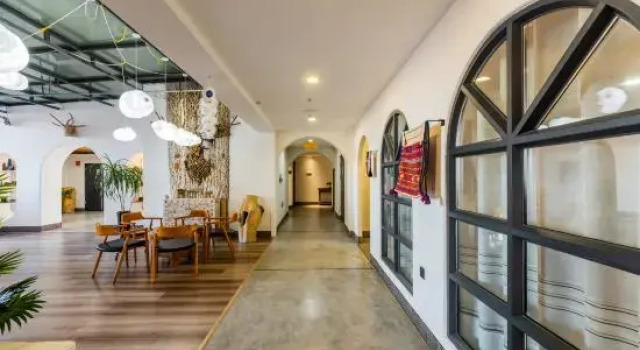 Jiangsu·Jinxi Surprise Castle Resort Homestay (Buerjin Kanas Taqiao Branch), Rezerwuj Ośrodek wypoczynkowy Hotele w Burqin z basenem, Basen