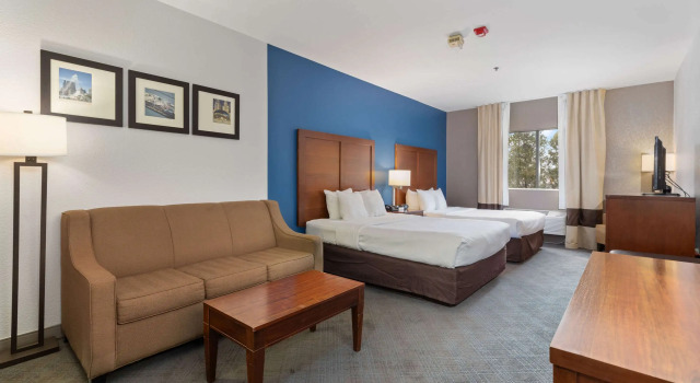 Четырёхместный люкс Comfort Suites Lombard - Addison