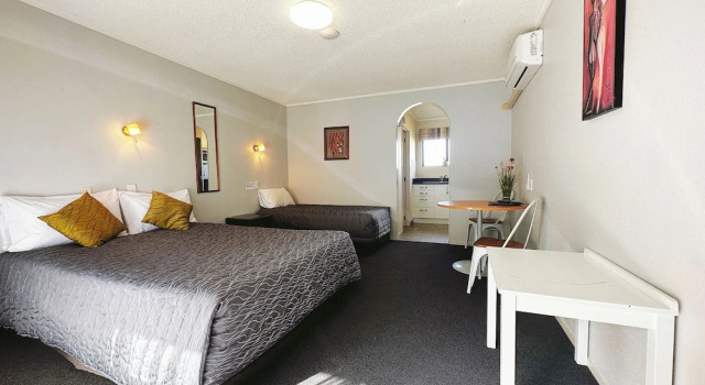 Люкс Цокольный этаж с 2 комнатами Kingswood Manor Motel