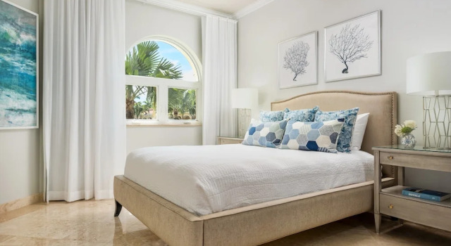 Люкс с 2 комнатами с балконом и с красивым видом из окна The Tuscany on Grace Bay