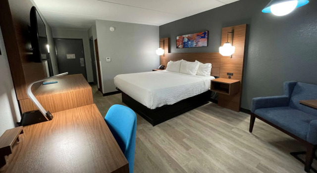 La Quinta Inn & Suites by Wyndham Fayetteville I-95, Забронировать Отель Фаеттевилле Северная Каролина