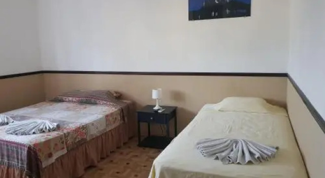 Hotel y Restaurante Cafe De Paris, Rezerwuj Hotel Hotele w Rio Dulce z parkingiem, Parking