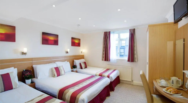 Четырёхместный номер Standard Queens Park Hotel