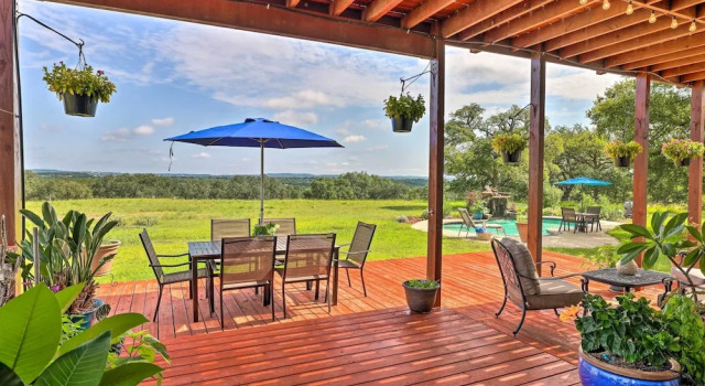Коттедж с 4 комнатами с балконом Extravagant 4,500 Sq Ft Home in Hill Country!