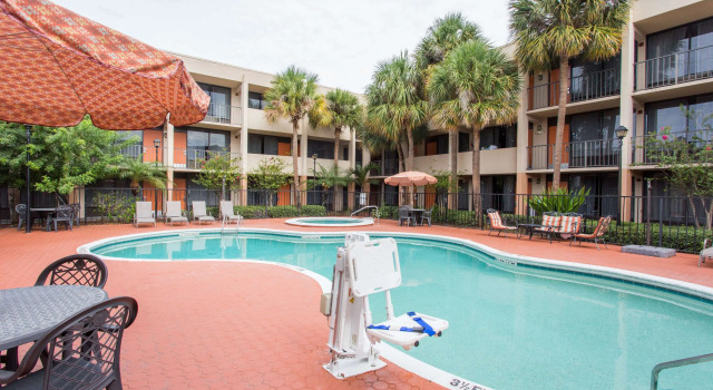 Days Inn & Suites by Wyndham Orlando Airport