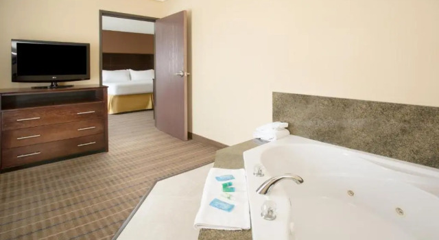 Двухместный люкс c 1 комнатой Holiday Inn Express and Suites Hotel - Pauls Valley by IHG