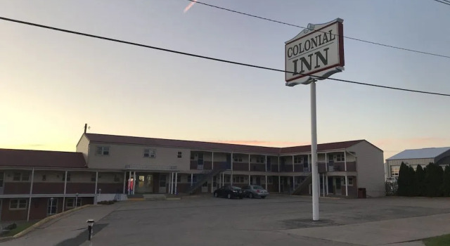 Colonial Inn, Varaa Mini-hotelli Dyersville Iowa