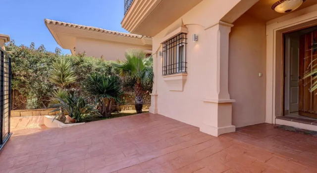 Коттедж 097 Beautiful 4 Bed Spanish Style Townhouse With Private Garden and BBQ