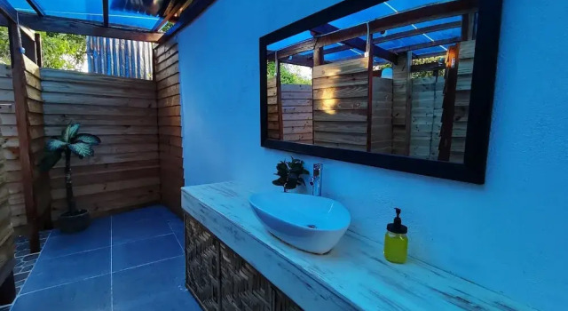 Кровать в общем номере с видом на сад Glamping Alona