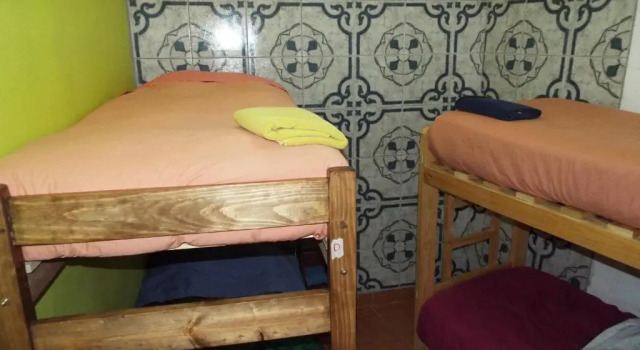 Кровать в общем номере Hostal Casa Verde Limón
